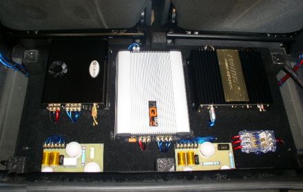 2.Nel doppiofondo del bagagliaio gli amplificatori Celestra RA275, Steg Qmos 120.2, Protos VR2200 ed il crossover passivo